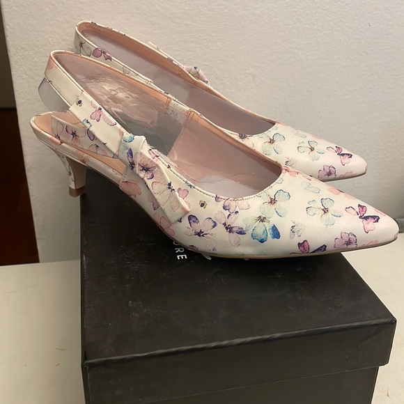 NIB Nanette Lepore Rhona white floral sandals Size 8M. - Picture 1 of 5